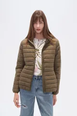 Campera acolchada negra, de manga larga y cuello alto, con cierre frontal.