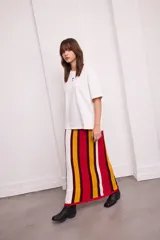 Falda larga tejida con rayas horizontales de colores rojo, amarillo, blanco y marrón.