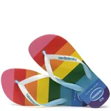 Sandalias Havaianas Top Pride con suela a rayas con los colores del arcoíris, tiras blancas con textura y logo de la marca.