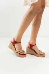 Sandalias de cuero color rojo con plataforma de yute y tira doble de yute en la capellada.