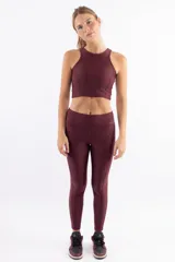 Calza larga deportiva color marrón, de lycra, diseñada para mayor comodidad en actividades físicas y uso diario.