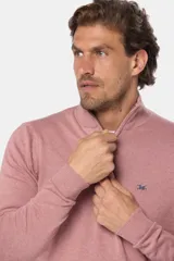 Buzo de hilo de algodón color salmón, de tejido fino, con cuello alto y medio cierre con cremallera.