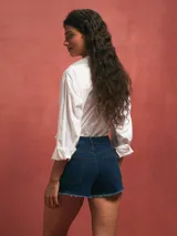 Short de jean de tiro alto, color celeste claro, con terminación desflecada.