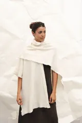 Capa color crudo confeccionada en tejido de lana con terminación desflecada.