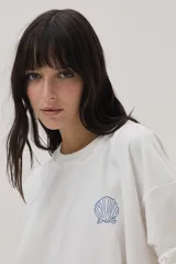 Sweater de algodón blanco, de corte holgado, con bordado decorativo al frente y en la espalda con motivos marinos y texto en italiano.