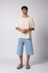 Remera negra de tejido tipo lino, corte holgado y cuello redondo. Sin estampas ni bordados.