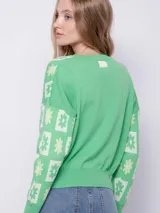 Sweater de punto con diseño jacquard de flores, de manga larga y cuello a la base.
