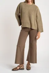 Sweater de punto color tostado con calce oversize, cuello redondo y mangas largas anchas. Presenta terminaciones acanaladas en cuello, puños y ruedo.