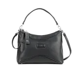 Cartera tipo gondola color negro, confeccionada en cuero sintético graneado. Tiene acceso con cierre, un compartimento principal con un bolsillo interno con cierre y otro abierto. Incluye correa regulable y asa fija. Los herrajes son plateados.