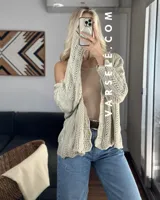 Cárdigan color beige de tejido de punto calado con mangas largas y corte holgado.