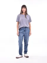 Remera blanca con rayas horizontales azul marino, de corte recto y manga corta.