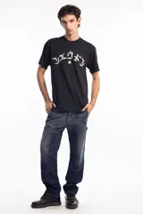 Remera unisex color beige de algodón con estampado frontal de letras japonesas en blanco.