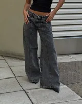 Pantalón de jean gris oscuro de corte wide leg con bolsillos delanteros y traseros.