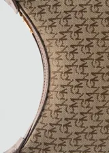 Bolso tipo baguette con estampado de logos en color marrón y correa de hombro ajustable.
