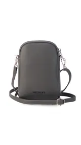 Bandolera pequeña de símil cuero color terracota, con solapa frontal y correa fina ajustable.