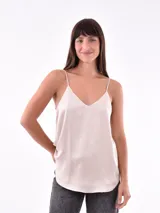 Musculosa de tirantes finos color blanco, con escote en V.