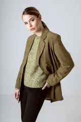 Blazer color beige con doble botonadura, solapas de muesca y corte holgado.