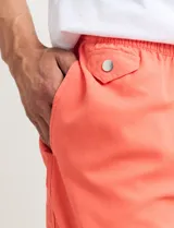 Short de baño verde con cintura elástica ajustable con cordón.