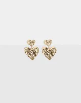 Aros colgantes cortos dorados con dos dijes en forma de corazón con textura martillada.