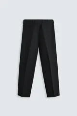 Pantalón de vestir negro de corte recto, con cintura elástica, pliegues frontales, bolsillos laterales y traseros.