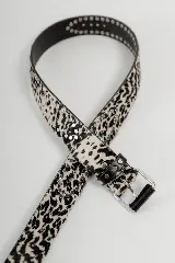 Cinturón de cuero color marrón claro con hebilla metálica plateada y apliques de tachas redondas y cuadradas.