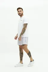 Short de baño estampado con efecto lavado, cintura fija con botón, dos bolsillos laterales y uno trasero. Tela ligera de rápido secado con logo bordado.