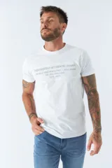 Remera blanca de algodón con cuello redondo y estampado frontal con texto en gris.
