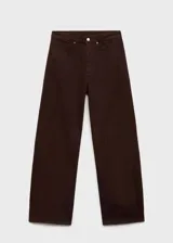 Pantalón de jean acampanado color marrón oscuro, con tiro alto, cinco bolsillos y cierre frontal con cremallera y botón.