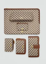 Porta documentos rectangular con estampado de logos en tonos beige y marrón, con borde superior marrón liso y logo dorado en el frente.