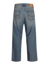 Pantalón de jean azul de corte amplio con roturas en las rodillas, tiro alto y cierre con botones.