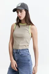 Musculosa acanalada color beige con borde contrastante amarillo flúor, de corte ajustado.