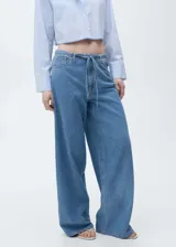Pantalón de jean celeste de corte wideleg, con cintura elástica ajustable con cordón, cinco bolsillos y trabillas.