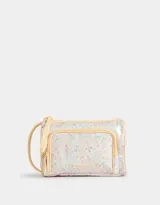 Portacosméticos estampado con bolsillo frontal y correa lateral. Tiene tag de cuerina y forro interior.