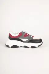 Zapatillas deportivas con recortes en diferentes colores, cordones y plataforma irregular de 5cm.