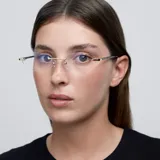 Lentes Blue Light con montura ovalada de acero inoxidable color oro y patillas de acetato con estampado carey. Cuentan con protección UV400 y filtro de luz azul. Diseñados para un perfecto equilibrio entre comodidad y durabilidad.