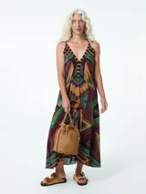 Vestido largo con estampado geométrico en tonos marrones, verdes y burgundy, de tirantes finos y escote en V.