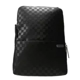 Mochila urbana Northsails modelo Julian, color negro, con diseño texturizado a cuadros en relieve en la parte superior y panel liso en la inferior. Posee cierre principal y bolsillo frontal con cierre. Incluye placa metálica con el logo de la marca.