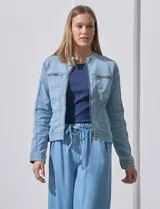 Campera de jean azul, marca Baccini, con cierre frontal, bolsillos delanteros y composición de 70% algodón, 26% poliéster, 3% rayón y 1% elastano.