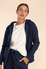 Chaqueta deportiva azul marino con cierre frontal, capucha con cordones ajustables y bolsillos laterales.