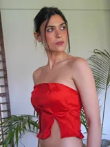 Top strapless rojo con frunces y abertura en el centro.