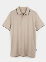 Remera tipo polo color beige, de corte clásico, con cuello y puños acanalados en contraste marrón oscuro.