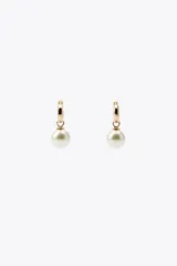 Par de aros dorados tipo argolla con dije colgante de perla blanca.
