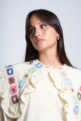 Camisa color crema con cuello Claudine y bordado de crochet multicolor.