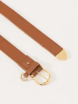 Cinturón marrón de cuero vacuno liso con hebilla y puntera metálica dorada. Aplique de mini lipstick y medialuna.