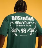 Remera verde oscuro de algodón, corte boxy, con cuello redondo y mangas cortas. Estampa frontal y trasera con lettering y dibujo de un escorpión.