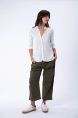 Pantalón ancho de micropana color verde oliva, con pinzas en la cintura.
