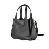 Cartera negra de símil cuero con doble asa, correa regulable extraíble y cierre con cierre y botones imantados.