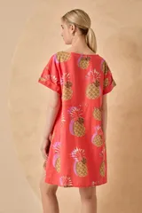 Vestido corto azul con estampado de ananás y mangas cortas con dobladillo.