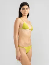 Conjunto de bikini negro con corpiño triangular de breteles finos y bombacha cavada con lazos laterales.
