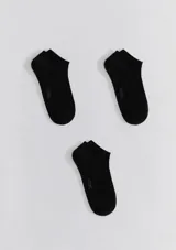 Kit de tres pares de medias grises de algodón elastizado, tipo soquete.